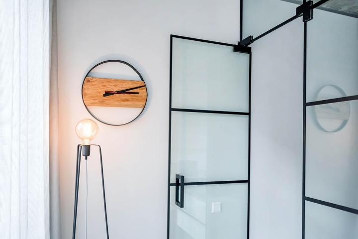 We manufacture and install custom-made pivot and sliding glass doors in Greater Montreal.