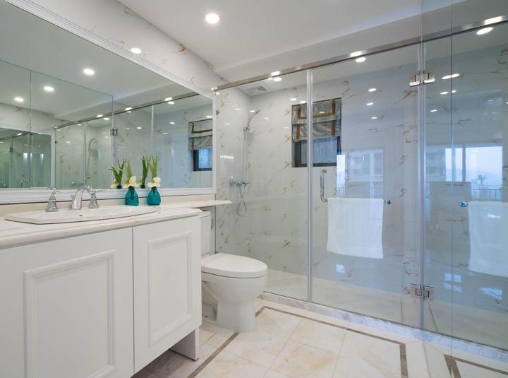 Nous pouvons construire une douche en verre personnalisée qui allie fonctionnalité et esthétique