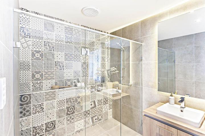 Glass shower manufacturer Laval